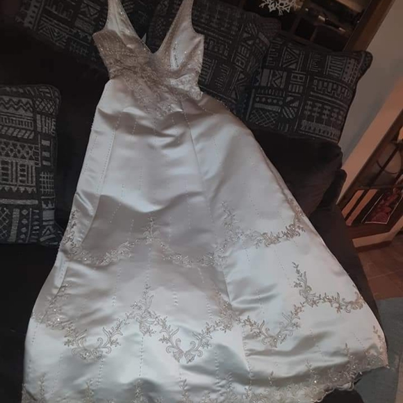 Wedding gown - Picture 7 of 8